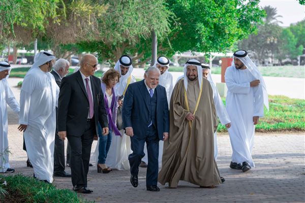 حاكم الشارقة يشهد محاضرة للدكتور فيليب سالم حول آخر المستجدات في علاجات السرطان