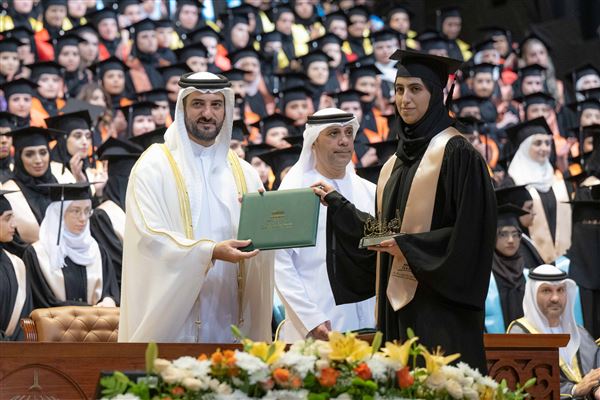 سلطان بن أحمد القاسمي يشهد حفل تخريج طالبات جامعة الشارقة