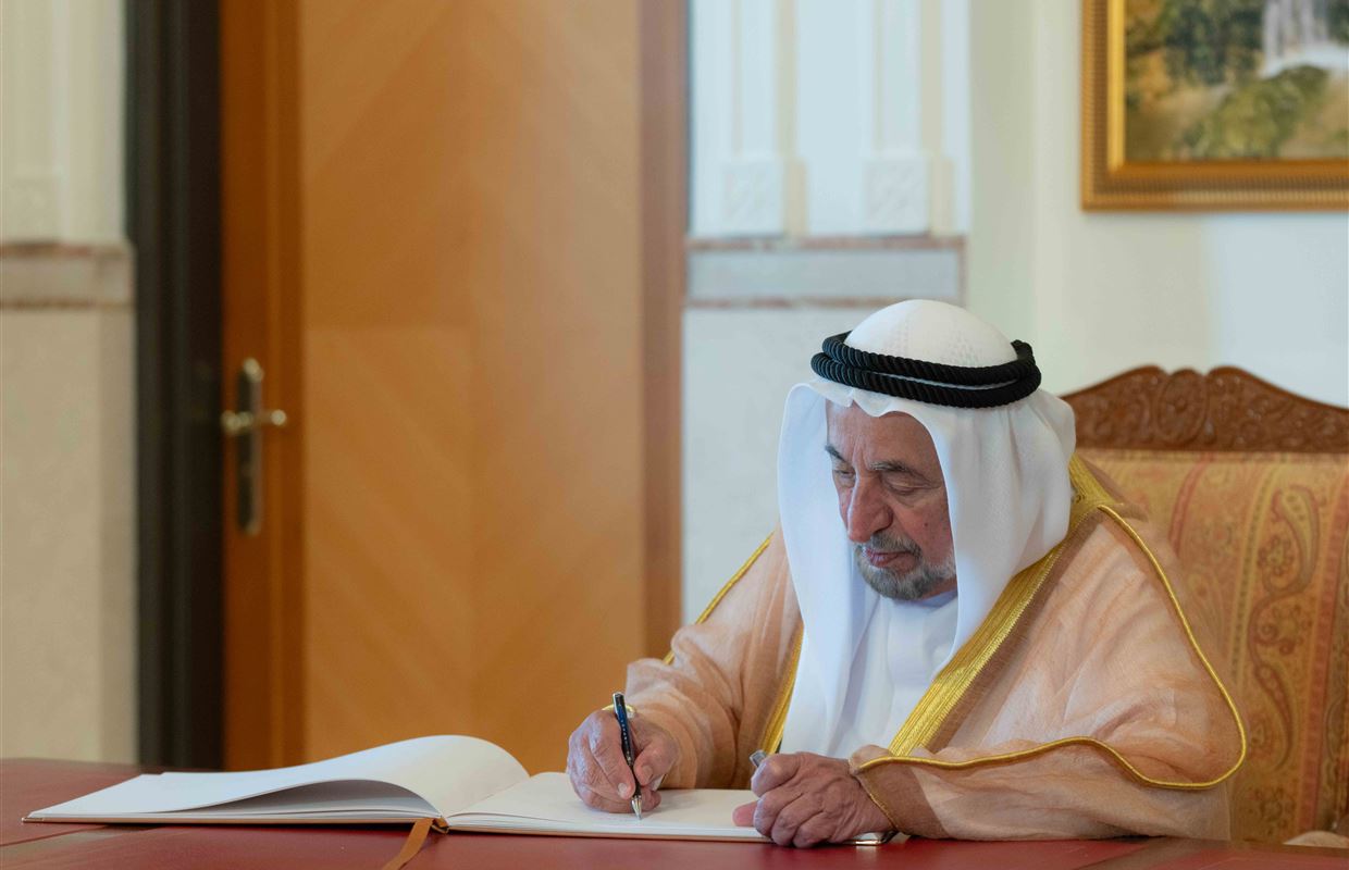 حاكم الشارقة يزور مركز جامعة السلطان قابوس الثقافي