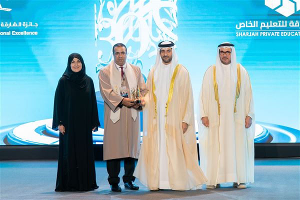 سلطان بن أحمد القاسمي يكرم الفائزين بجائزة الشارقة للتفوق والتميز التربوي في دورتها الـ 30