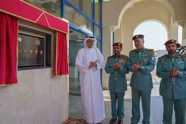 ولي عهد الشارقة يزيح ستار لوحة 