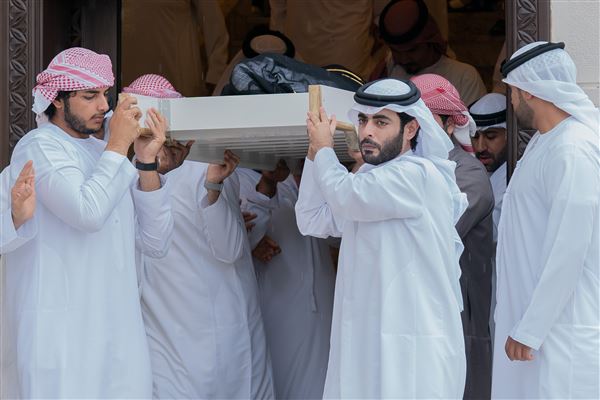 حاكم الشارقة يؤدي صلاة الجنازة على جثمان سلطان بن عبد الله القاسمي