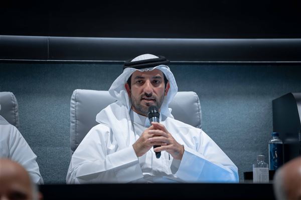 سلطان بن أحمد القاسمي يشهد جلسة العصف الذهني لجائزة التميز المؤسسي 