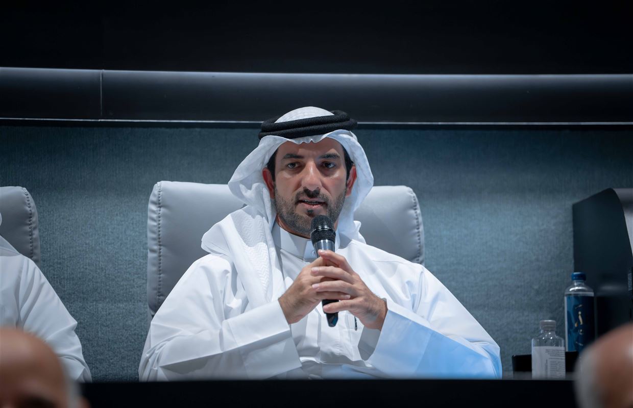 سلطان بن أحمد القاسمي يشهد جلسة العصف الذهني لجائزة التميز المؤسسي 