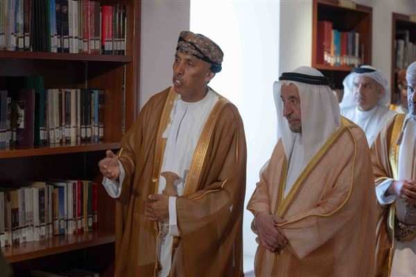 حاكم الشارقة يزور مركز جامعة السلطان قابوس الثقافي