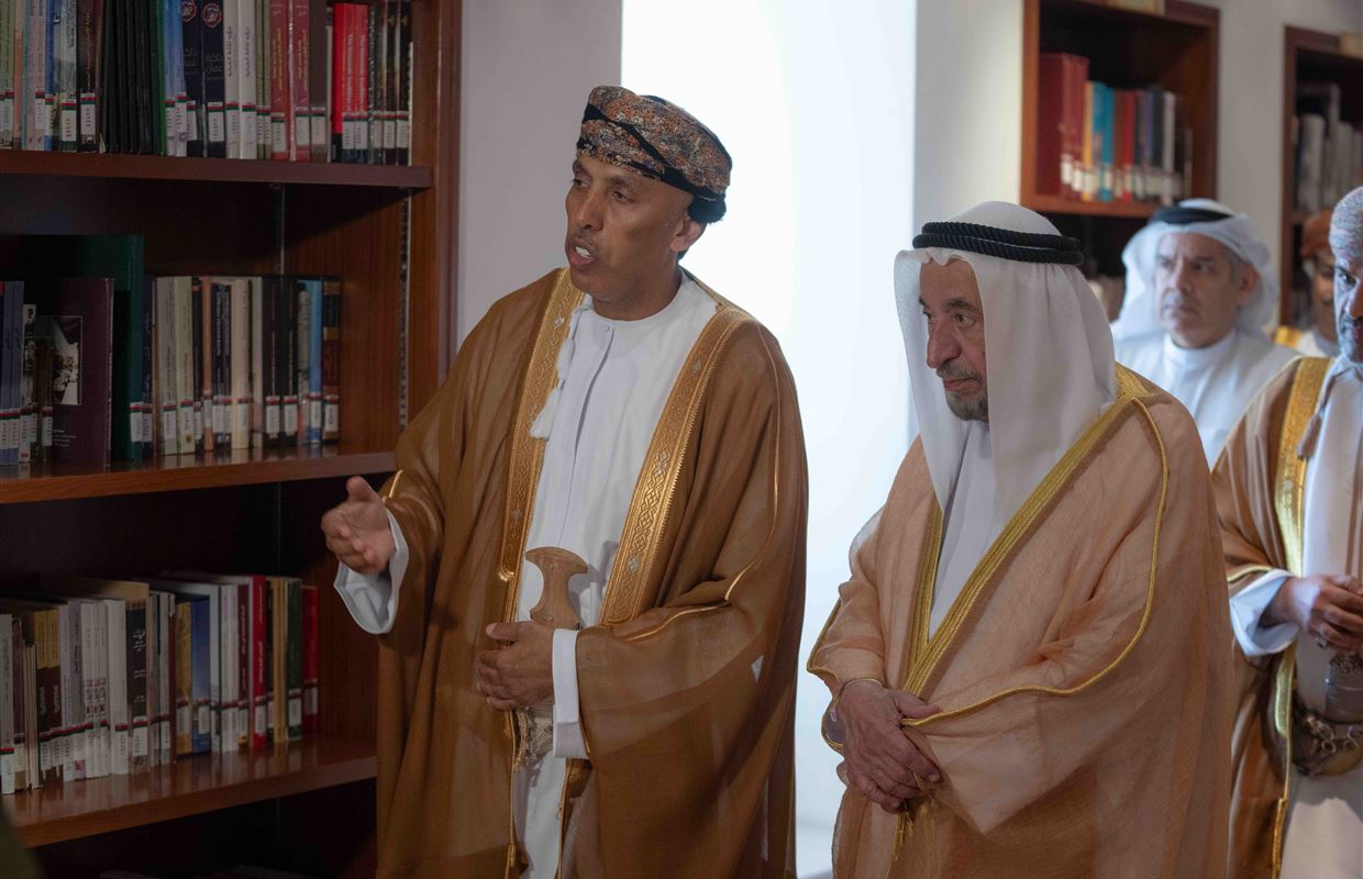 حاكم الشارقة يزور مركز جامعة السلطان قابوس الثقافي