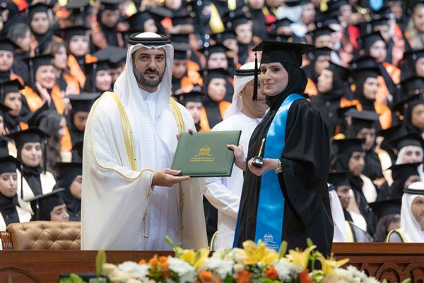 سلطان بن أحمد القاسمي يشهد حفل تخريج طالبات جامعة الشارقة