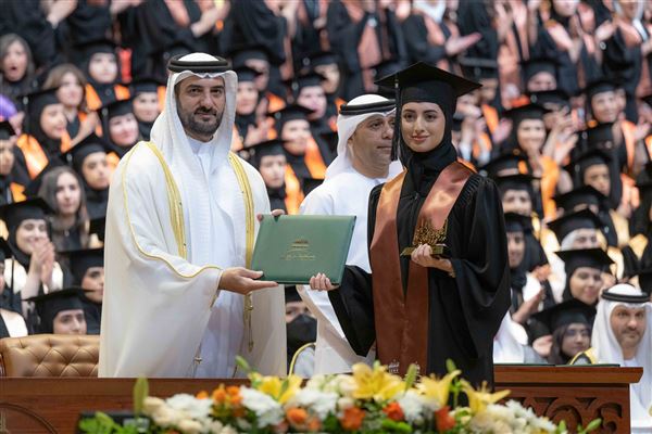 سلطان بن أحمد القاسمي يشهد حفل تخريج طالبات جامعة الشارقة