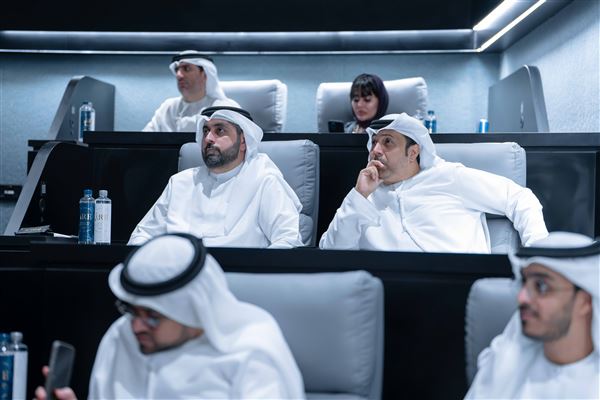سلطان بن أحمد القاسمي يشهد جلسة العصف الذهني لجائزة التميز المؤسسي 
